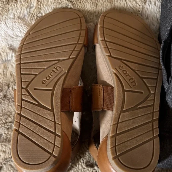 Earth Tan Leather Sandals with Cutout Pattern - 6.5 - Picture 3 of 4